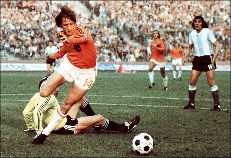 En el Mundial de 1974, Johan Cruyff lució una camiseta con 2 tiras en vez de 3 por un desacuerdo con Adidas.